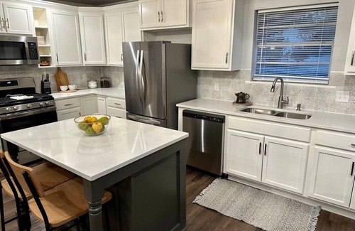Tyler Apartment | Agreeable Gray: 3 Bedroom, Soothing 5 Beds, Large groups, Pet Friendlynn