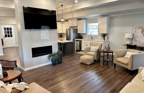 Tyler Apartment | Agreeable Gray: 3 Bedroom, Soothing 5 Beds, Large groups, Pet Friendlynn