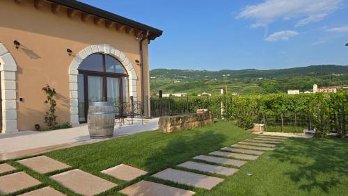 Negrar House | Agriturismo Igino - Camera in Casale con cucina condivisa e spazi comuni, giardino, patio, parcheggio, wineshop, wifi - Immerso nei vigneti