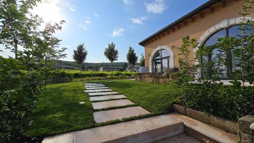 Negrar House | Agriturismo Igino - Camera in Casale con cucina condivisa e spazi comuni, giardino, patio, parcheggio, wineshop, wifi - Immerso nei vigneti