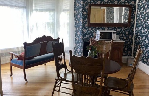 Wabasha Hotel | AH #7 · AH #7 Queen Mayo Suite w/Fridge/Micro/Shower/Tub