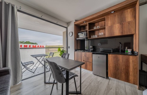 Pereira House | |Ahead| Spacious loft with king bed and parking