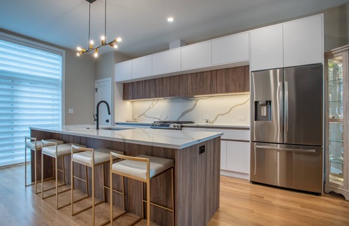 Kenwood House | Ahh-mazing Home, rooftop deck, near lake front. Easy commute to Navy Pier/Loop.