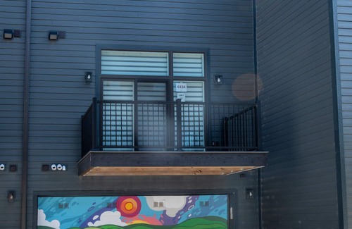Kenwood House | Ahh-mazing Home, rooftop deck, near lake front. Easy commute to Navy Pier/Loop.