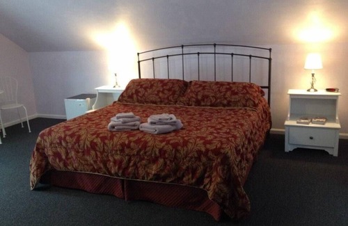 Put-in-Bay Hotel | Ahoy Inn Guesthouse