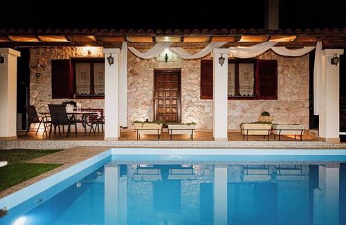 Drepano House | Aigli Private Villa for 4 persons | Pool & Outdoor Jacuzzi 5 mins from Nafplio