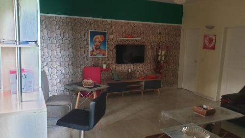 Komo-Mondah Apartment | Aimé Anaïs