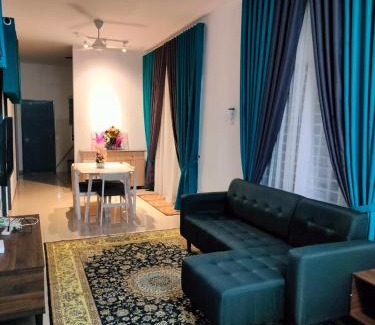 Jenjarom House | Aiman's Rose HomeStay