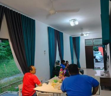 Jenjarom House | Aiman's Rose HomeStay