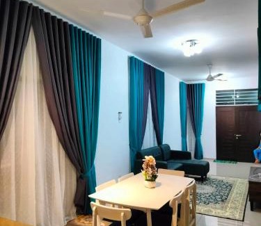 Jenjarom House | Aiman's Rose HomeStay