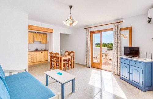 Cala Ferrera Apartment | Air-Conditioned Apartment with Pool, Wi-Fi, Balcony and Close to the Beach