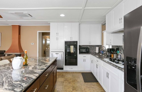 Balboa Island Condo | Air conditioned Balboa Island Flat, Steps to Balboa Island Ferry, w/Parking. Amazing Location!