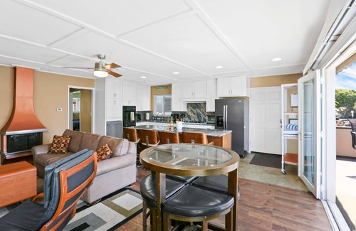 Balboa Island Condo | Air conditioned Balboa Island Flat, Steps to Balboa Island Ferry, w/Parking. Amazing Location!