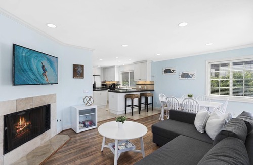 West Newport House | Air Conditioning! Cottage 2-blocks from Beach