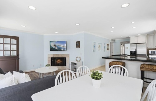 West Newport House | Air Conditioning! Cottage 2-blocks from Beach