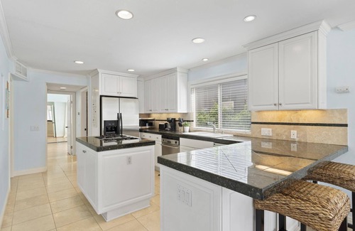 West Newport House | Air Conditioning! Cottage 2-blocks from Beach