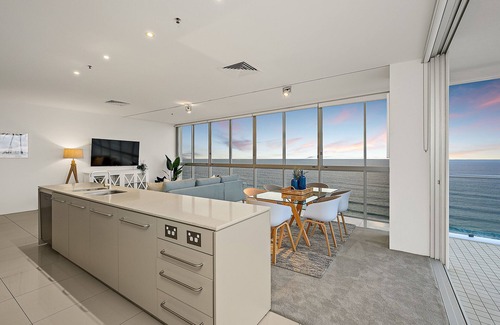 Broadbeach Apartment | Air On Broadbeach Level 22 Beachfront VIEWS!
