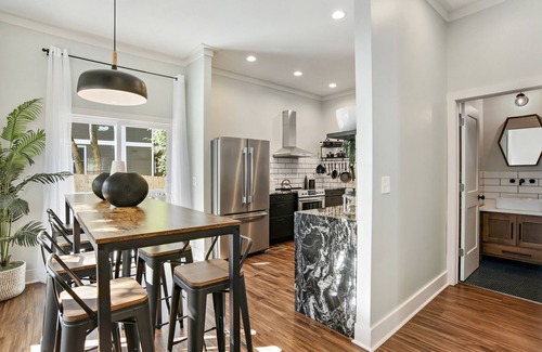 Edgewood House | Airbnb.com/p/DesignedByDom - Over 450 Five-Star Reviews