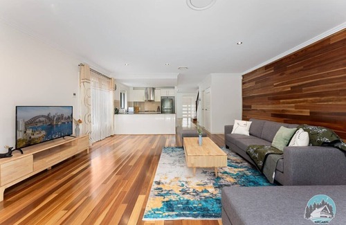 Telopea House | Aircabin - Telopea - Lovely - 5 Beds Holiday House