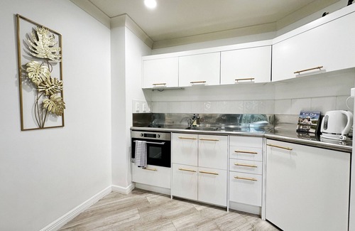 Newton Apartment | *Aircon, park views, outdoor pool, S King Bed !*