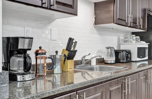 Brampton Apartment | Airport-2-bdrm apartment-3bed-3TV AC, fitness equip, WiFi