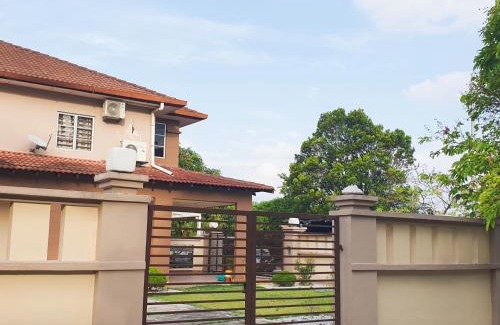 Shah Alam Villa | Airport Garden Stay #corner hoise 5 rooms #free wifi #parking #tv chanel