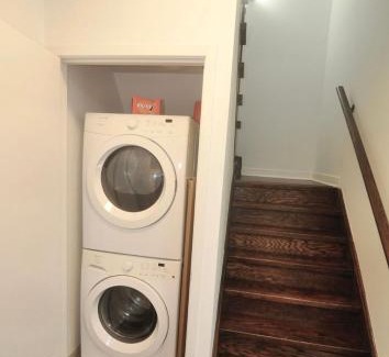 Downtown Mississauga House | Airport Home- 24x7 Check in- Flexible Checkout- Square One Mall Minutes Away