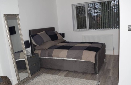 Broadheath House | Airport Padzzz