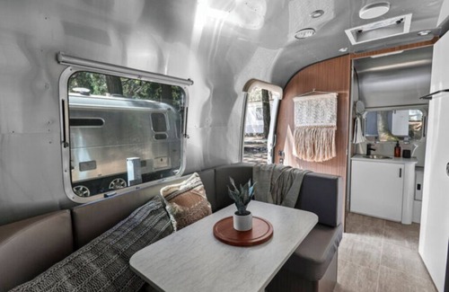Dunsmuir Apartment | Airstream - (Cherry)