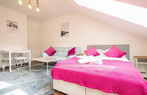 Penzing Apartment | Airy Attic Apt.: Stylish Studio at Penzing Area