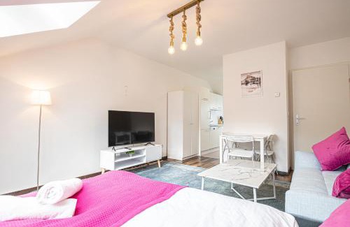Penzing Apartment | Airy Attic Apt.: Stylish Studio at Penzing Area