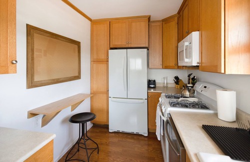 South Redondo Apartment | Airy Beach apartment 100 steps from Water in Redondo Beach with WiFi & parking
