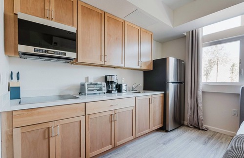 South Berkeley Apartment | Airy Berkeley Studio w/W/D & A/C, nr Cafes & Bakeries, by Blueground