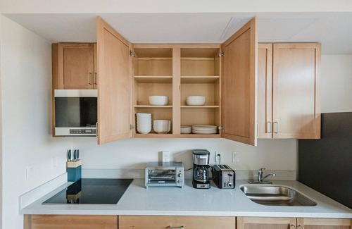 South Berkeley Apartment | Airy Berkeley Studio w/W/D & A/C, nr Cafes & Bakeries, by Blueground