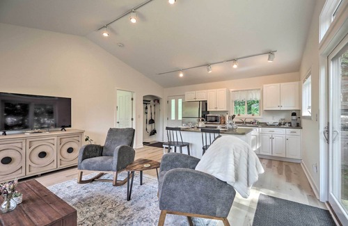 Jeffersonville Apartment | Airy & Bright Hideaway Near Smugglers' Notch!