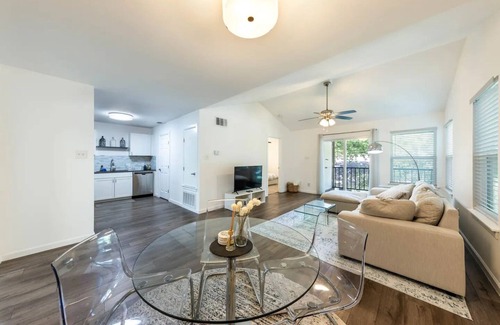 South Lamar Condo | Airy Condo - 8 min to SoCo, 10 min to DT & Airport