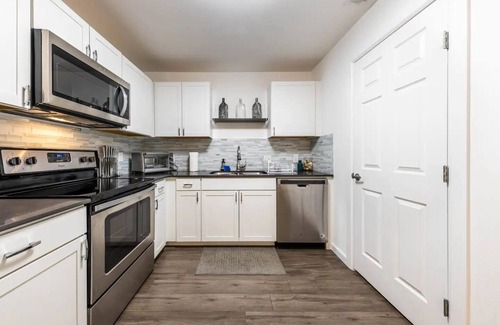 South Lamar Condo | Airy Condo - 8 min to SoCo, 10 min to DT & Airport