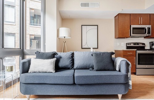 Mount Vernon Triangle Apartment | Airy Mount Vernon 1BR w/Gym, Pool & W/D, near Chinatown, by Blueground