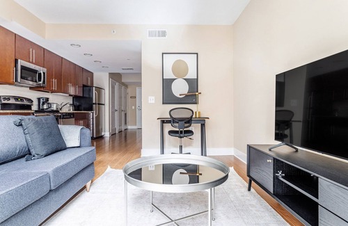 Mount Vernon Triangle Apartment | Airy Mount Vernon 1BR w/Gym, Pool & W/D, near Chinatown, by Blueground
