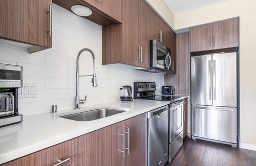 Mountain View Apartment | Airy Mountain View 2BR w/Gym, Pool, BBQ, walk to Caltrain, by Blueground