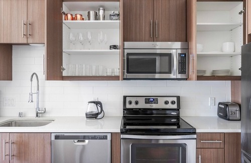 Mountain View Apartment | Airy Mountain View 2BR w/Gym, Pool, BBQ, walk to Caltrain, by Blueground