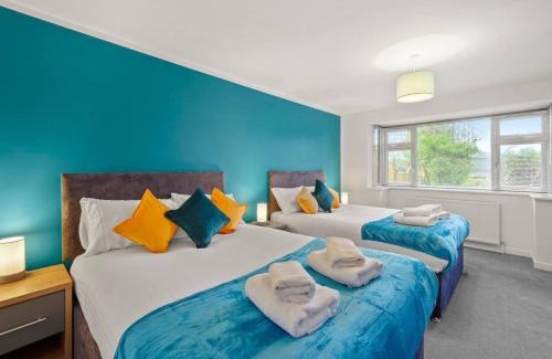 High Barnet Apartment | Aisiki Apartments at Barnet, Ground Floor, 2-Bedroom & 1-Bathroom, Pet-Friendly Flat, Double Beds with Free Wi-Fi