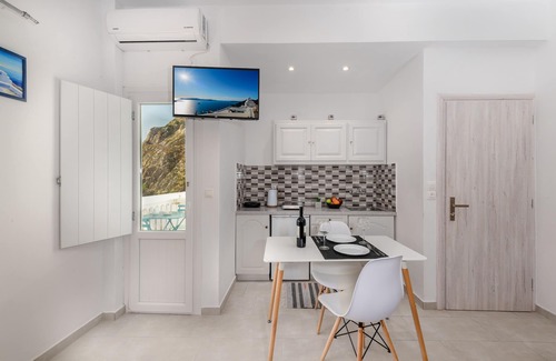 Kamari Apartment | Aislin House: Where Beachfront Bliss Meets Santorini Charm!