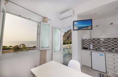 Kamari Apartment | Aislin House: Where Beachfront Bliss Meets Santorini Charm!