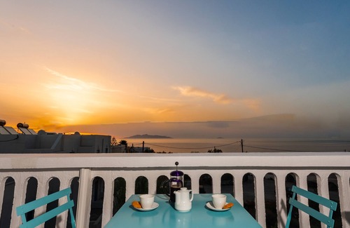 Kamari Apartment | Aislin House: Where Beachfront Bliss Meets Santorini Charm!