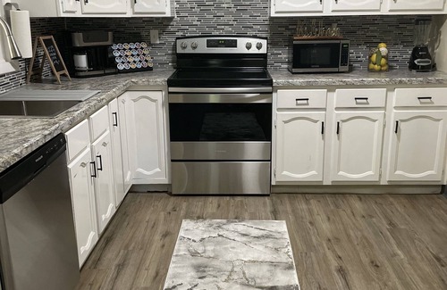 Eastside House | AJ's VILLA w/FREE PARKING