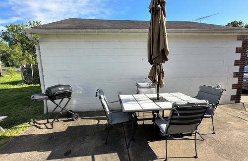 West Akron Apartment | Akron Abode - 2 pm Check In & Check Out