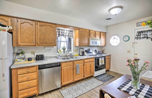 Akron Apartment | Akron Apartment w/Balcony - Hunting Nearby!