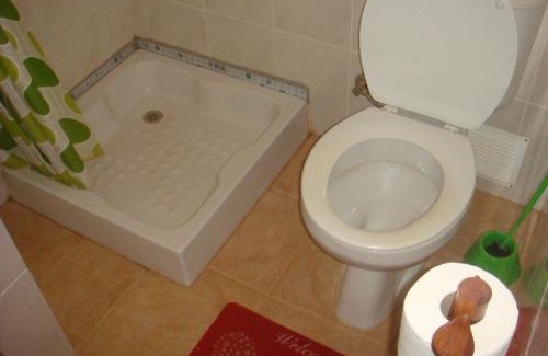 Maio House | Akwaba chambre double et salle de bain privative