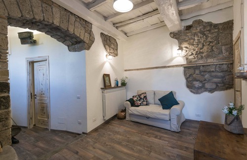 Ronciglione House | "AL BORGO DI SOPRA" is located in the medieval villages of Ronciglione.